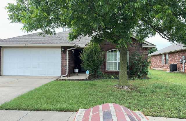 Very Nice 3 Bedroom 2 Bath Home in Mustang Schools photos photos