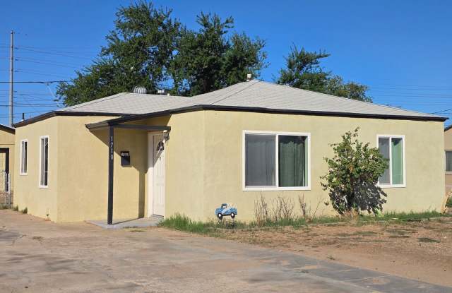 Modern Comfort Meets Style: Updated 2-Bedroom Gem with Spacious Backyard in Prime Yuma Location Gallery 3