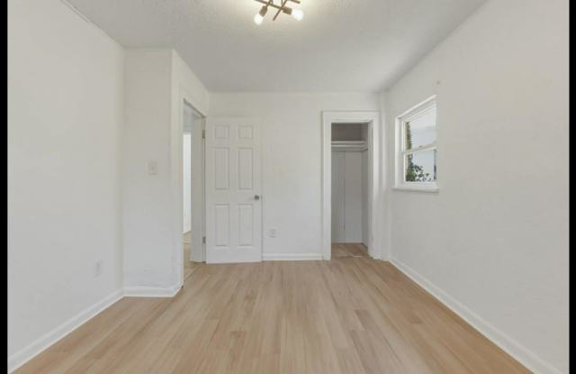 109 1/2 Fairlawn Avenue Gallery 3