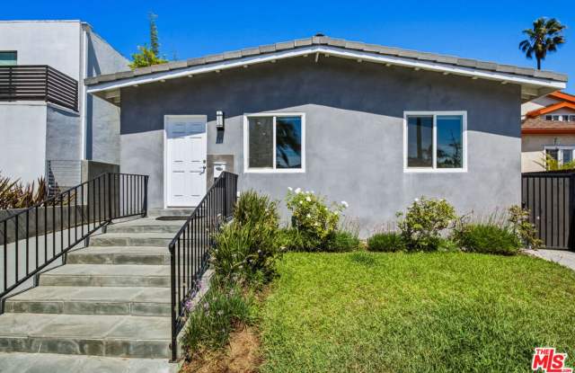 Beautifully updated 4 bed 3 bath with large backyard, private garage, central ac/heat, washer/dryer in home in Venice! Gallery 3