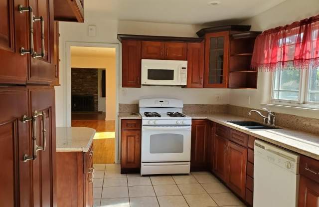 4136 N Foxdale Avenue Gallery 4