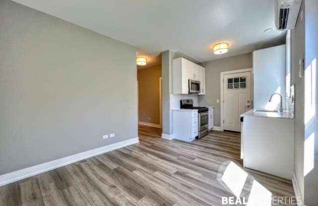 3935 N Janssen photos photos