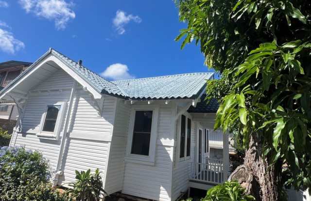 Cute 2-bed 1-Bath cottage with 1 covered Carport and driveway parking in Kaimuki Gallery 3