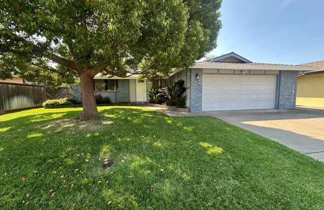 4 Bedroom 2 Bathroom Home with Landscaped Yard photos photos
