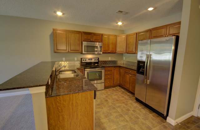 Gorgeous 3 Bedroom Townhome Gallery 2