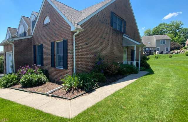 Beautiful 3 BR End Unit Townhouse in Summit Hills! photos photos