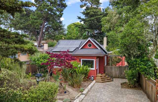 Charming 2 Bedroom House + Detached Guest House in Carmel Gallery 1