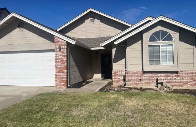881 E Hawkeye - 881 East Hawkeye Avenue, Turlock, CA 95382
