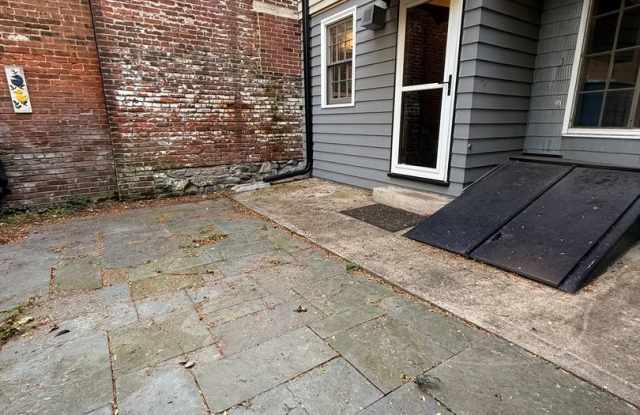 Beautiful 4 BR, 1.5 Bath Townhouse w/off street parking Gallery 4