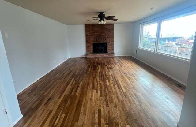 *$500.00 CREDIT TOWARDS FIRST MONTH'S RENT * Newly Renovated 4 Bedroom, 2 Bathroom Home - Located in Moyina Heights! - 1551 McClellan Drive, Altamont, OR 97603