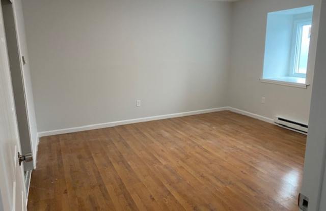 960 Violet Avenue - 2 photos photos