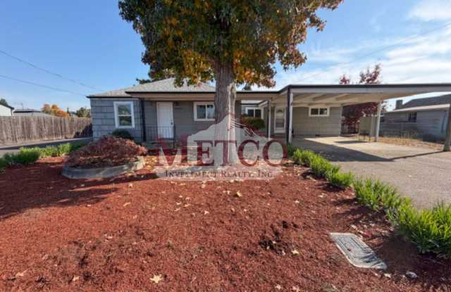 3-Bed, 2-Bath Home with Fenced Backyard in Springfield Gallery 3