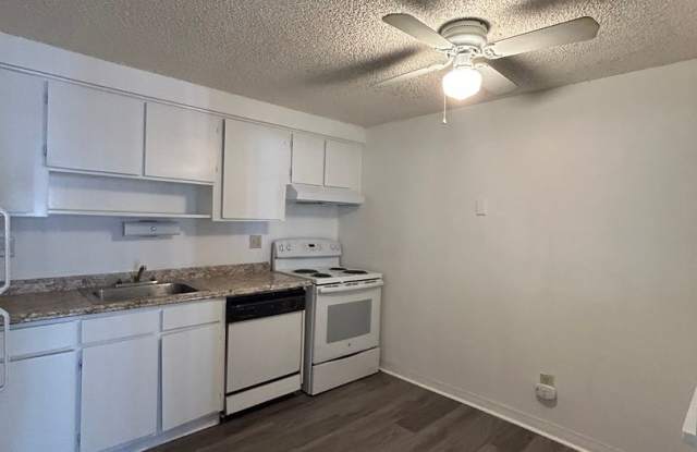 Wonderful 1 BR/1 BA Ground Floor Condo in Secured Bldg! Gallery 3