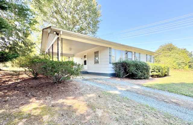 2 Bedroom Stokesdale Home with Fenced Yard Near Carolina Marina Gallery 1