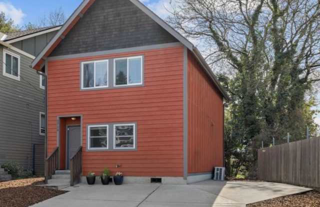BEAUTIFUL 3-BEDROOM MILWAUKIE HOME – WOOD FLOORS & TONS OF CHARACTER! Gallery 1