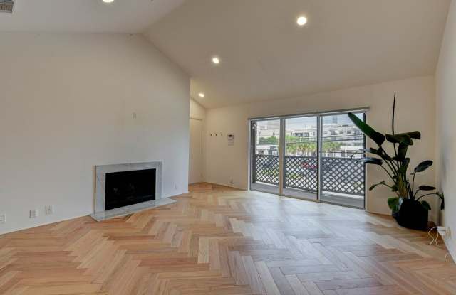 Greenway Plaza 1 Bedroom Condo for Lease * Immediate Move In* - 2829 Timmons Lane, Houston, TX 77027