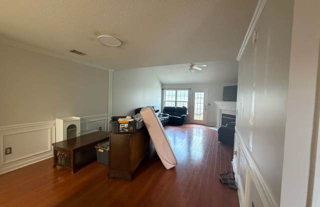 Large 2 Bedroom,2 Bath with fenced yard Gallery 4