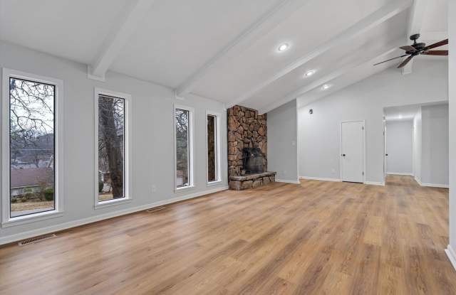 Spacious 3 Bed / 3 Bath Home in Valley View School District! Gallery 4