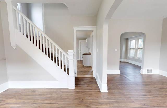 5 bedroom/1 bath, Old Brooklyn photos photos