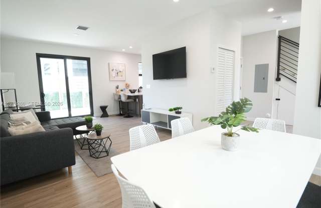 211 SE 4th St photos photos