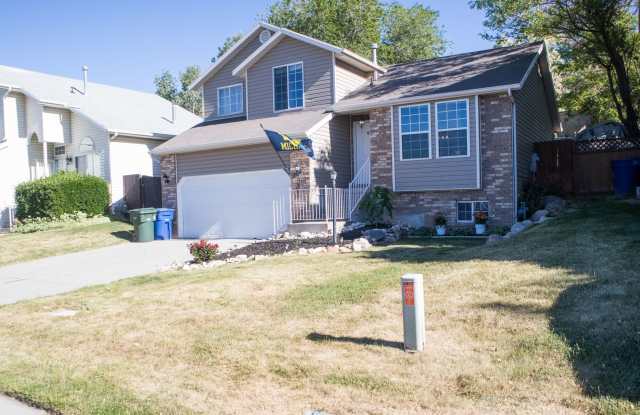 Spacious 4-Bedroom Home in West Valley City! photos photos