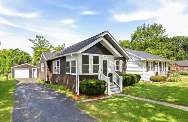 Move-In Ready 3 Bedroom with Fenced Yard & Garage! Gallery 1