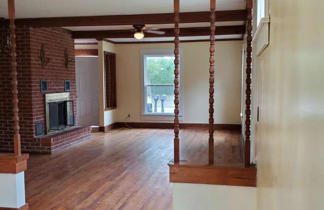 612 Gladstone St - B Gallery 4
