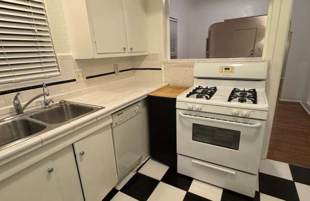 Cute 2 bedroom cottage, with hardwood floors  washer/dryer. - 3130 41st Street, San Diego, CA 92105