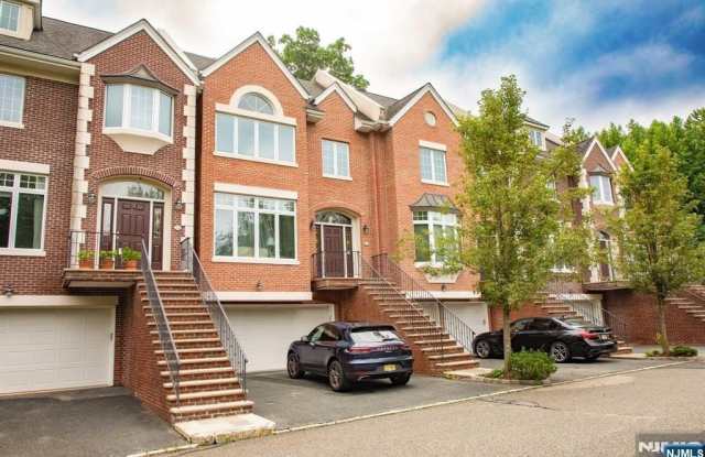 32 Candlewood Drive Gallery 1