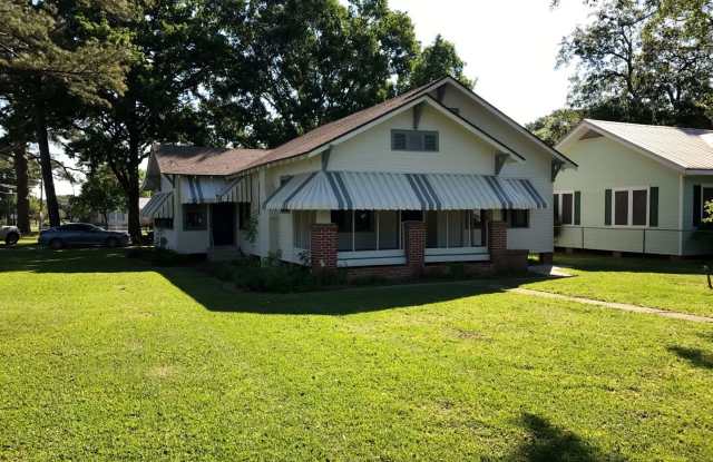 Nice 2 Bed Home on Large Corner Lot Centrally Located in Breaux Bridge photos photos