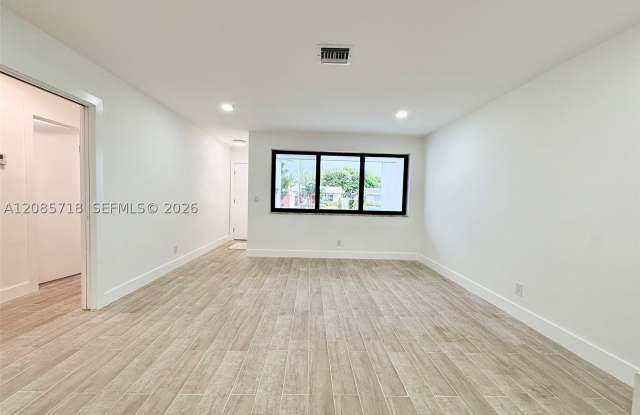 2201 N 54th Ave Gallery 3