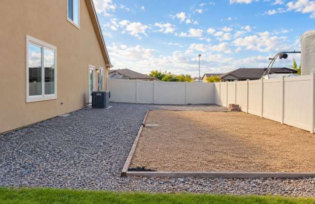 Spacious 5-Bedroom Home with Oversized Garage & Fenced Yard! photos photos Spacious 5-Bedroom Home with Oversized Garage & Fenced Yard! photos photos
