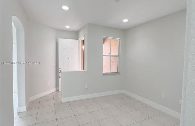 10913 SW 236th Ter Gallery 3