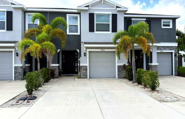 Upgraded Townhome Near Waterside with Screened Lanai & Hot Tub photos photos
