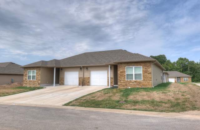 UNIT AVAILABLE 6/10/24 ! ! 2-BEDROOM 2-BATH DUPLEXES LOCATED IN NEOSHO! - 632 Pine View Street, Neosho, MO 64850