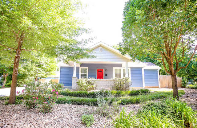 3 bed 2 bath w/ beautiful yard space blocks away from MSU Gallery 1