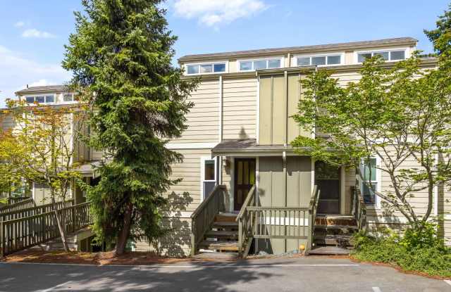 Bright 2 Bedroom Townhouse with Creek Views and Excellent Commuter Location photos photos