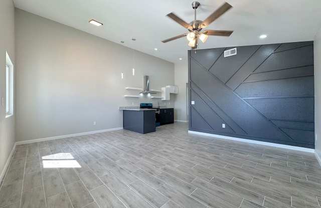 Modern Stylish Duplex 3bed/3bath Refrig A/C with 2 Ensuite Bedrooms! Gallery 4