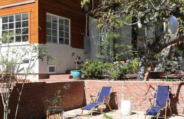 8709 LOOKOUT MOUNTAIN Avenue Gallery 4