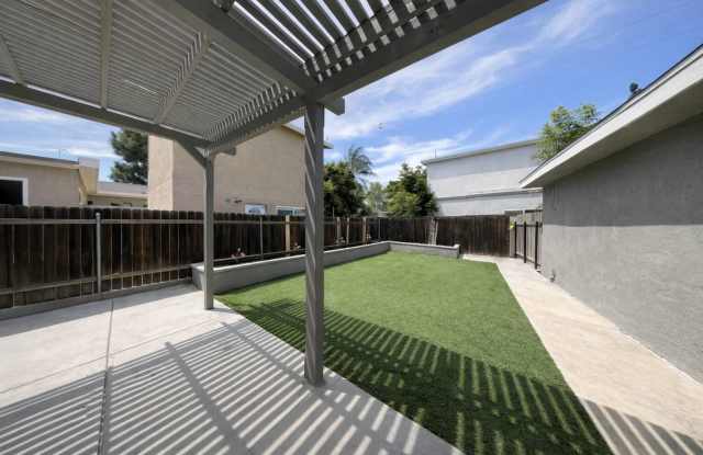 Private Turfed Yard! Large 5 Bed / 3 Bath House on Dorothy Gallery 4