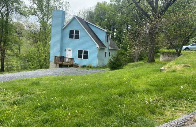 4BR, 2.5 Ba home on Honeysuckle Hill in town - 403 Honeysuckle Hill, Lexington, VA 24450