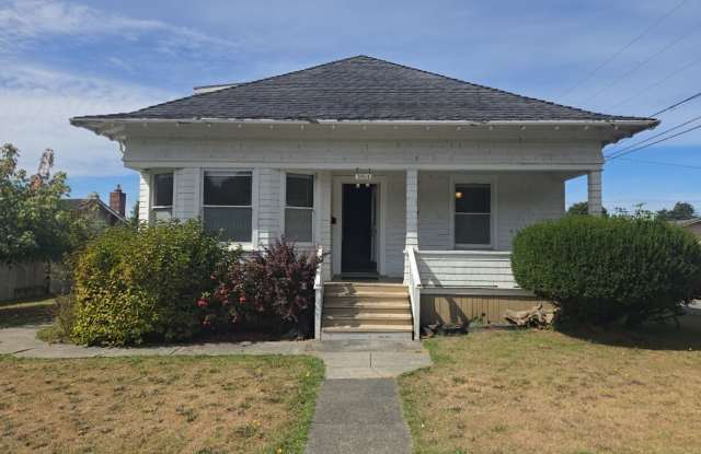 4BD Eureka home on quiet street with fully-fenced yard! Gallery 3