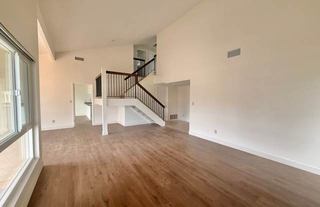 Large Home on Cul-de-Sac! Gallery 4