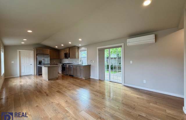 Spacious & Modern 3BR/2BA Home in Quiet Hillsboro Neighborhood Gallery 4