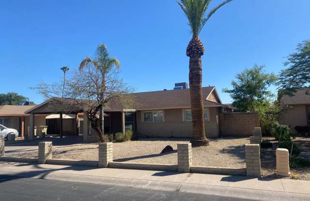 Nicely updated 3/2 SFH in Glendale w no HOA photos photos