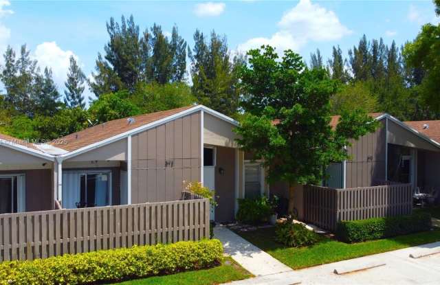 572 Woodgate Cir photos photos