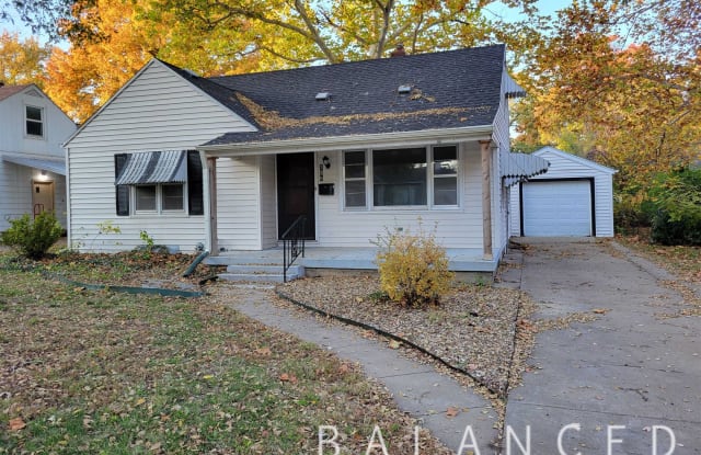 310 SW Hillside Ave - 310 Southwest Hillside Avenue, Topeka, KS 66611