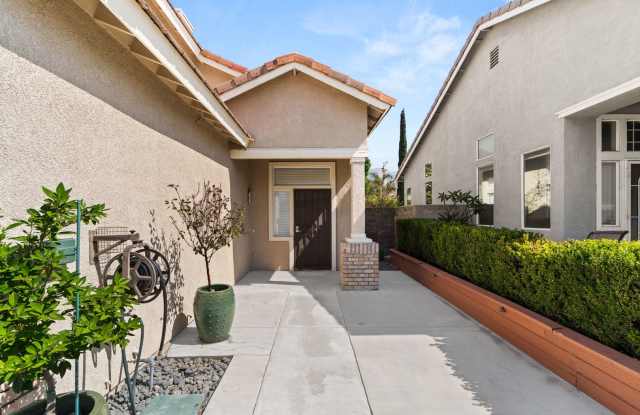Beautiful 2 Story Home Gallery 3