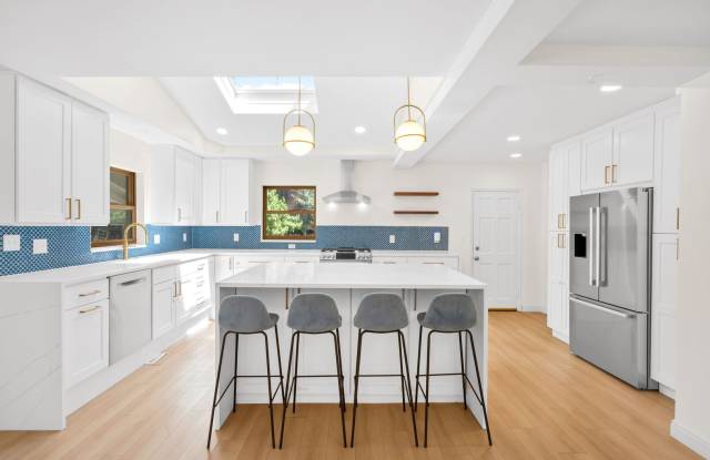 Charming 4BD, 5BA East Denver Home Near 9th & CO Gallery 3