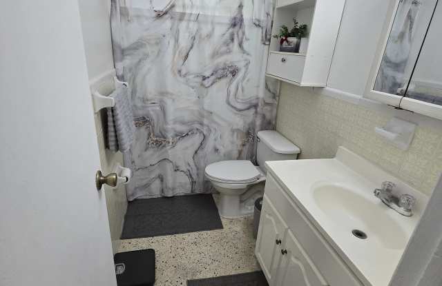 472 E 15 St - 472 East 15th Street, Hialeah, FL 33010